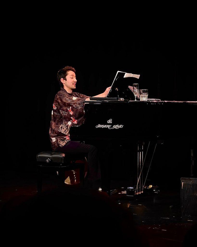 Photo de scène d'Arzhel Rouxel jouant du piano dans le spectacle Viens Poupoule !