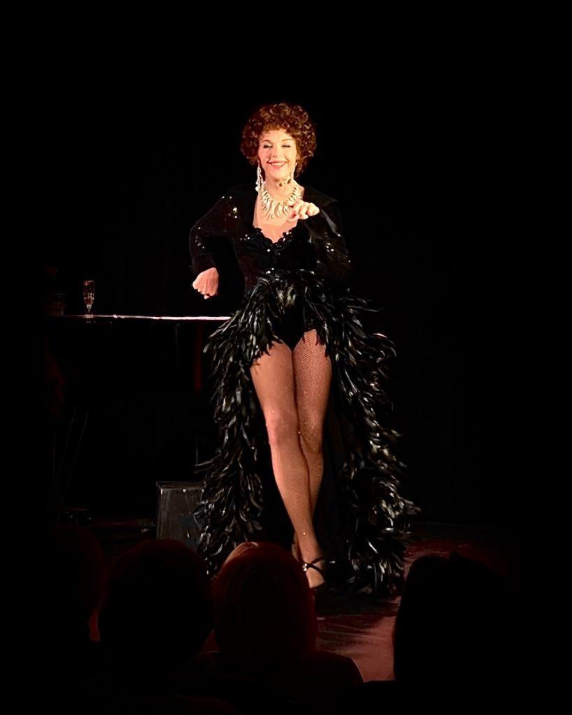 Photo de scène Anny Duperey dansant dans le spectacle Viens Poupoule !