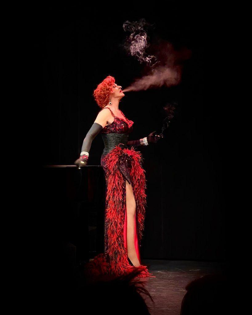 Photo de scène de Charlène Duval fumant dans le spectacle Viens Poupoule !
