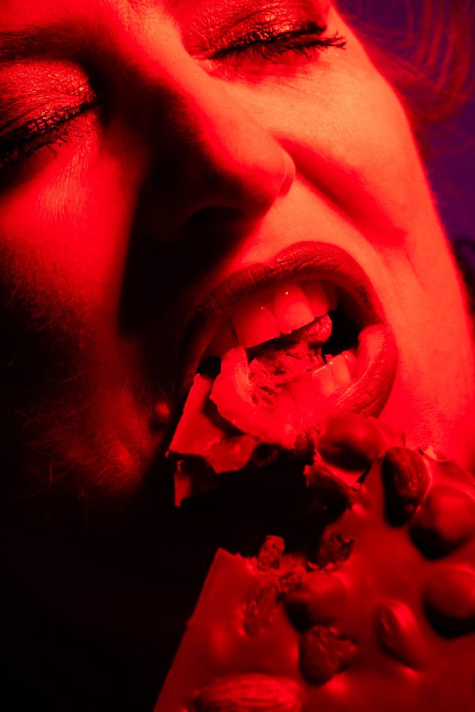 Portrait de Mélanie Coudert, Volcanique et Pimentée • POP Lumière par Théo Martin