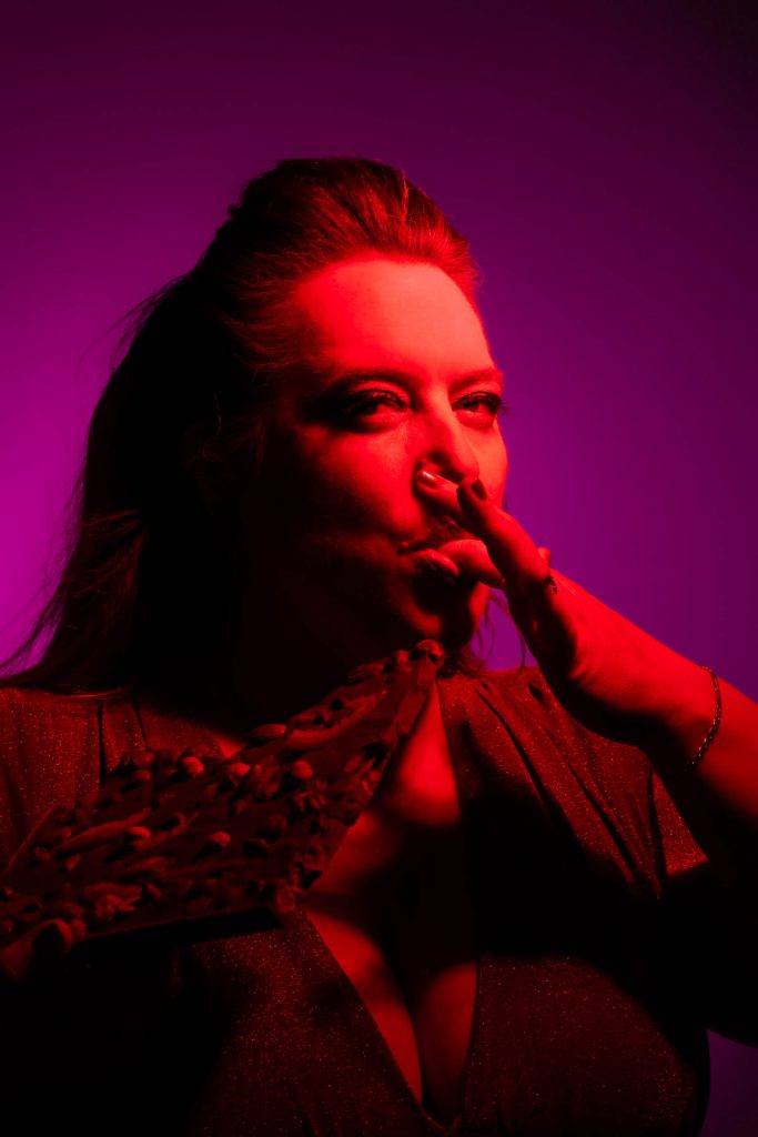 Portrait de Mélanie Coudert, Volcanique et Pimentée • POP Lumière par Théo Martin