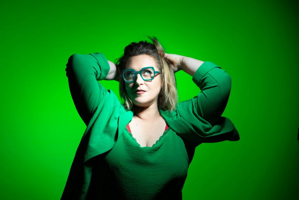 Portrait de Mélanie Coudert, Volcanique et Pimentée • POP Lumière par Théo Martin